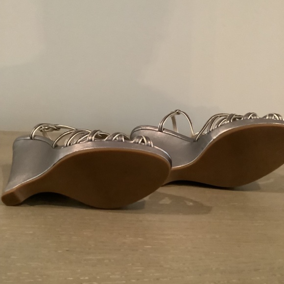 Elie Tahari wedge sling back sandal - Picture 6 of 9